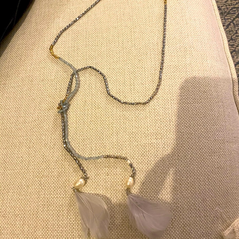 Fashion necklace with feathers